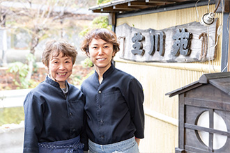 宇佐美さんと母の朝恵さん（左）。豊かな自然に囲まれた宿を、家族で切り盛りしている