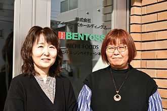 特販部の菊地智香子さん（右）と山田慈枝さん