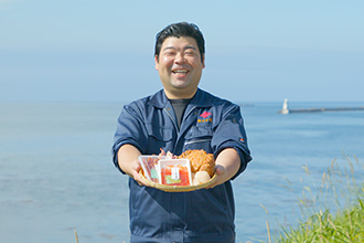 新鮮なさんまを丁寧に捌き焼き上げ、ふっくら骨まで柔らかいですと担当の秋葉さん